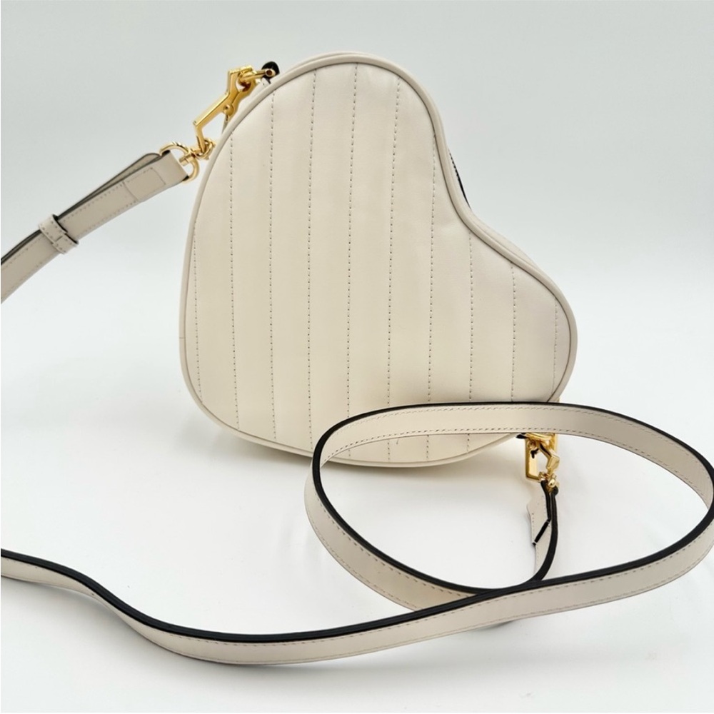 New! GUCCI
White Quilted Leather
Interlocking G Mini Heart
Crossbody Bag - Picture 4 of 12